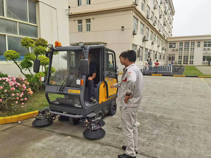 駕駛式掃地車(chē),封閉掃地機(jī),工業(yè)掃地車(chē),小區(qū)掃地車(chē)